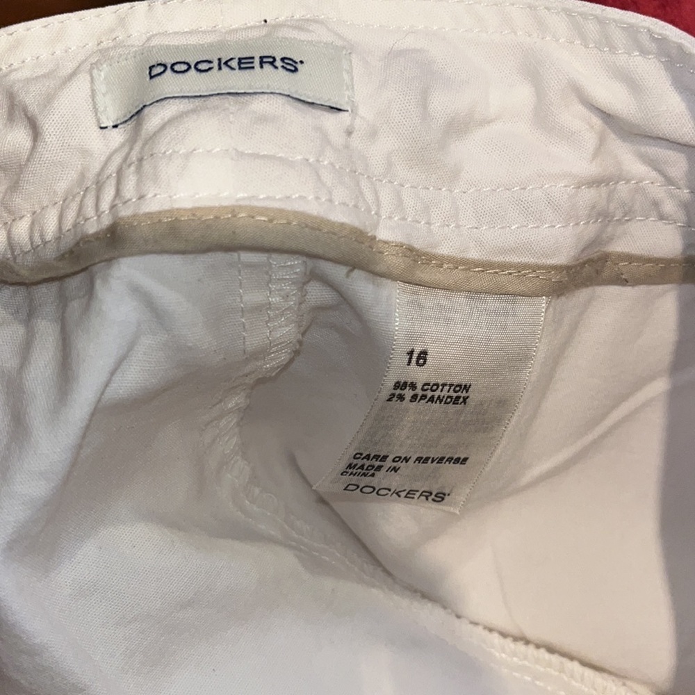 Dockers size 16 cotton skirt with built in shorts, pockets with rope accessory - Picture 7 of 7